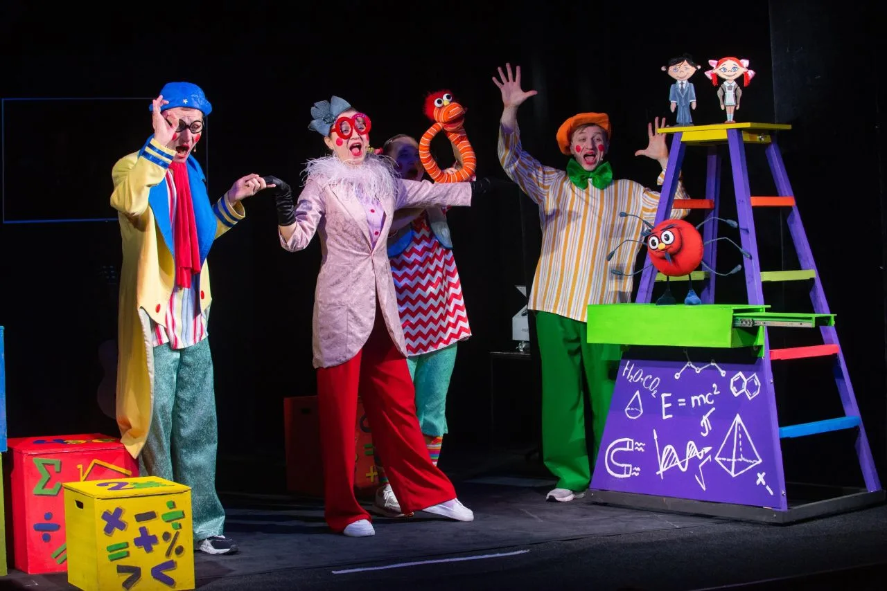 26 апреля Курский театр кукол приглашает зрителей на необычный спектакль «Веселые уроки», созданный в сотрудничестве с известным детским поэтом Андреем Усачёвым