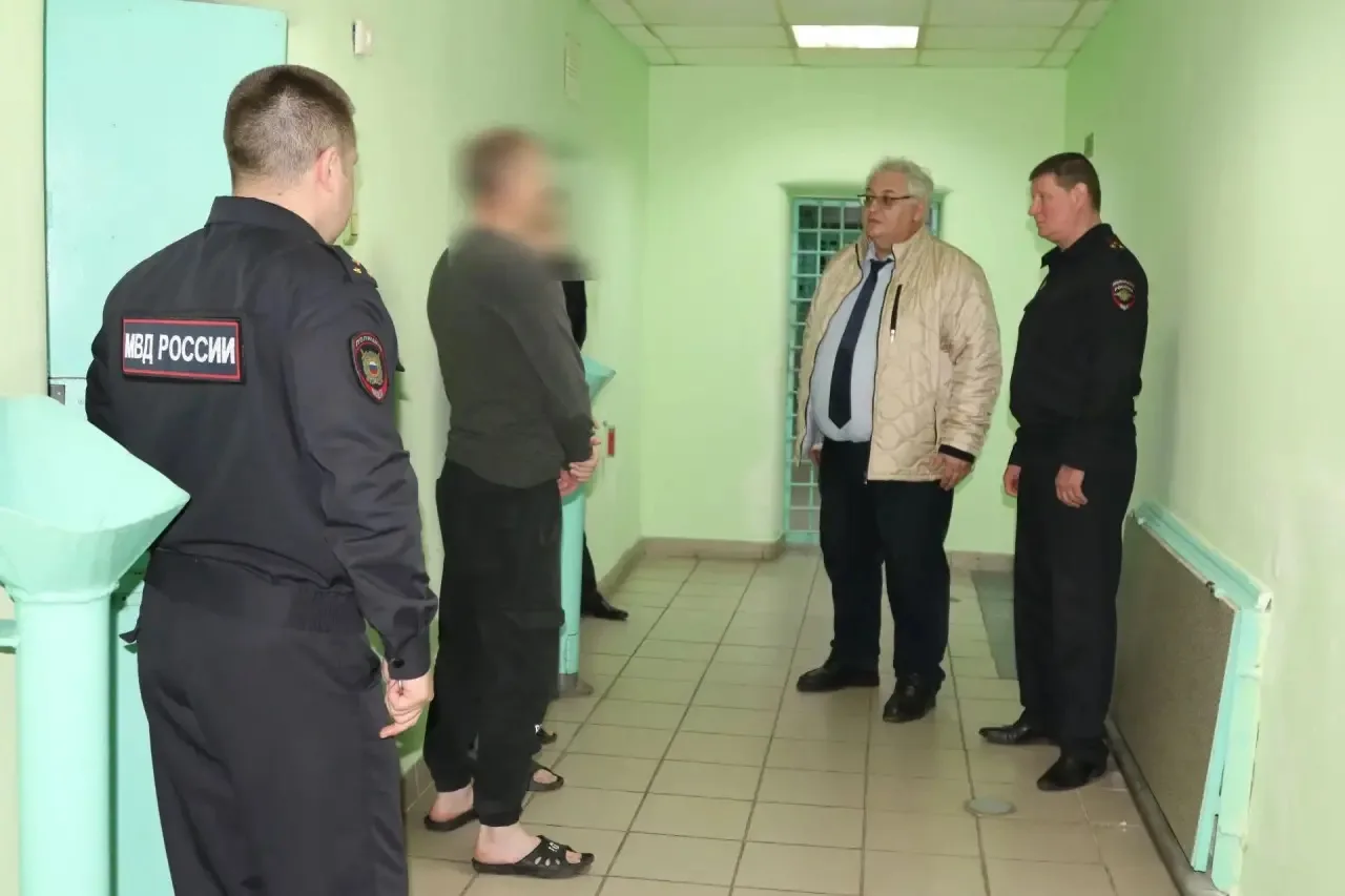 Заместитель председателя Общественного совета при УМВД России по Курской области Михаил Лукаш проверил условия содержания граждан в Изоляторе временного содержания