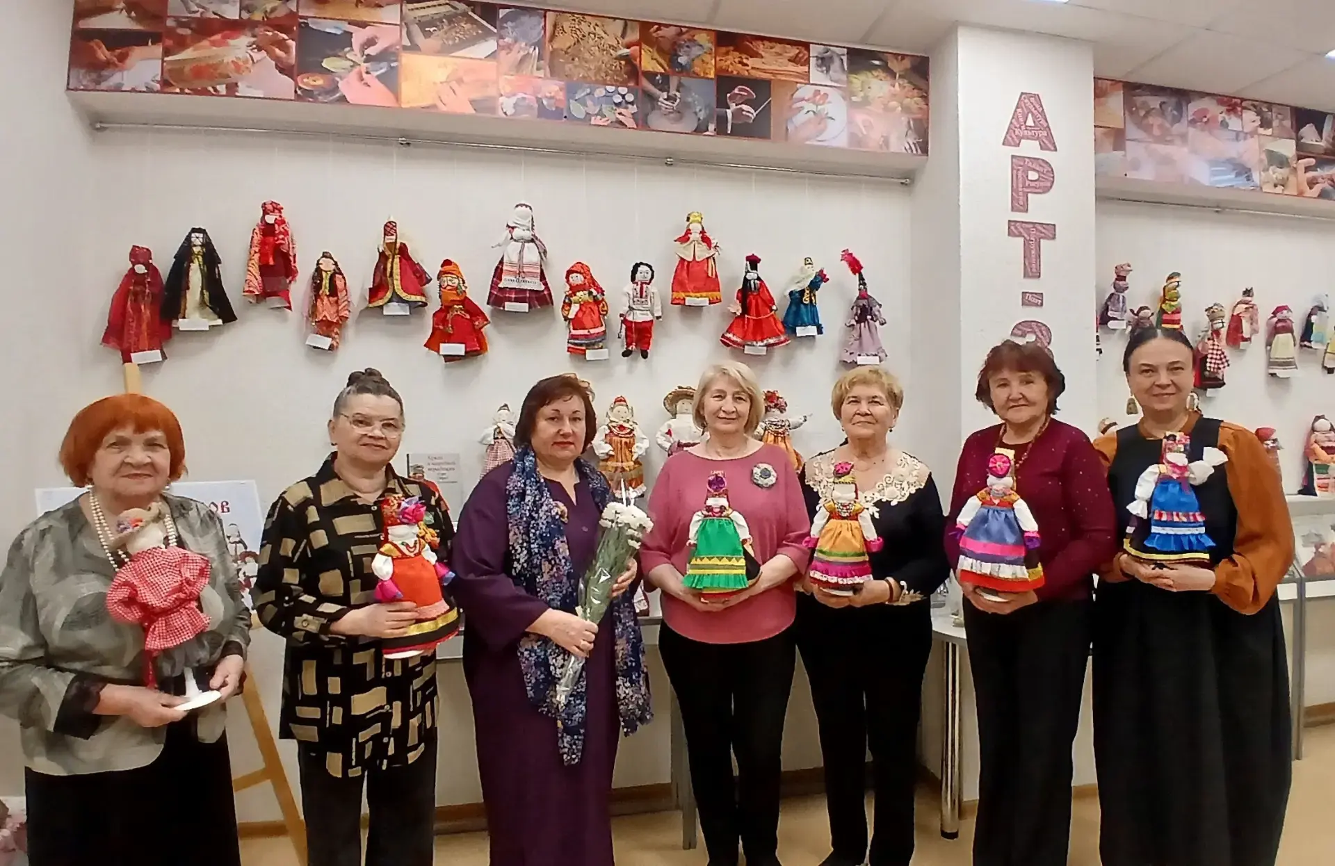 В рамках Года единства народов России в библиотекефилиале № 2 им. Е.И. Носова состоялось открытие выставки кукол «Куклы народов большой страны» В рамках Года единства народов России в библиотекефилиале № 2 им. Е.И. Носова состоялось открытие выставки кукол «Куклы народов большой страны»