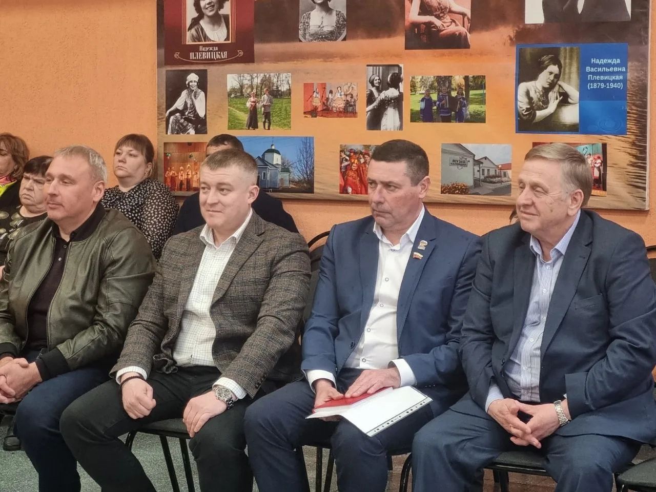 Глава Курского района Сергей Курносов посетил Винниковский сельсовет, известный далеко за пределами Курской области, благодаря нашей знаменитой землячке - певице Надежде Плевицкой Глава Курского района Сергей Курносов посетил Винниковский сельсовет, известный далеко за пределами Курской области, благодаря нашей знаменитой землячке - певице Надежде Плевицкой