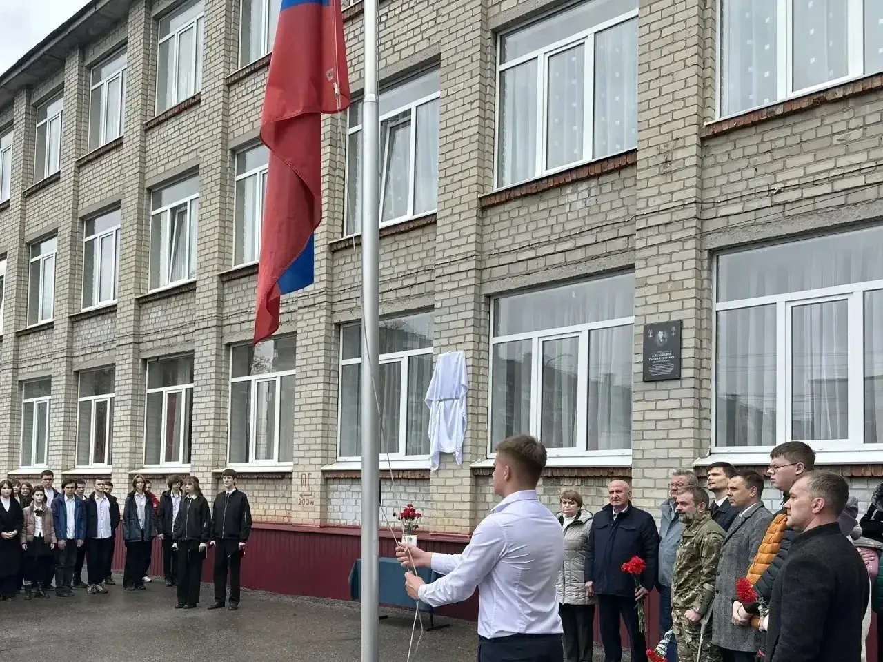Партийцы увековечили память курского воина Партийцы увековечили память курского воина
