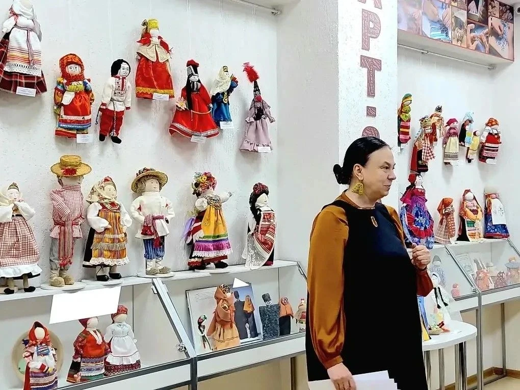 В рамках Года единства народов России в библиотекефилиале № 2 им. Е.И. Носова состоялось открытие выставки кукол «Куклы народов большой страны»