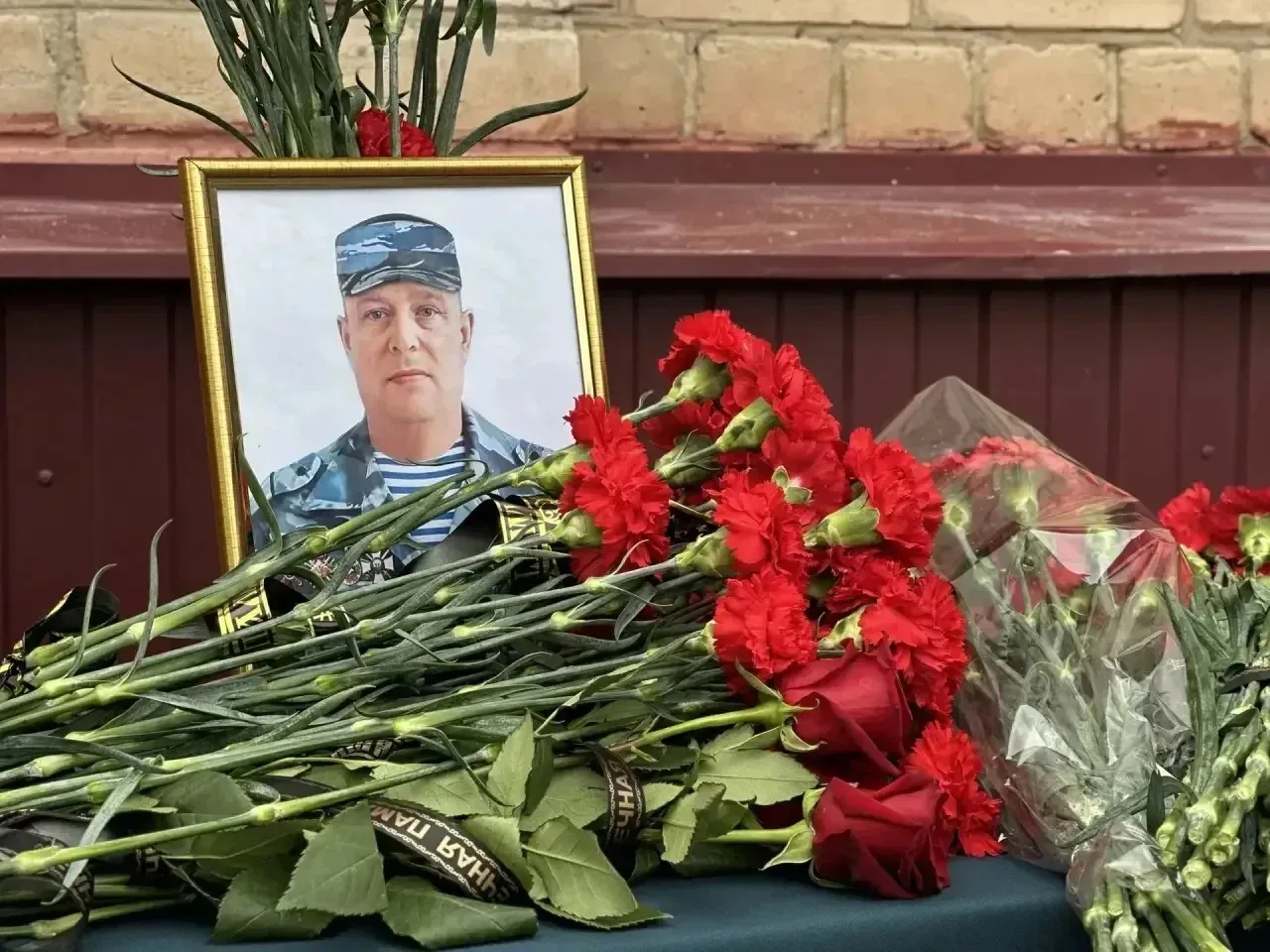 Партийцы увековечили память курского воина