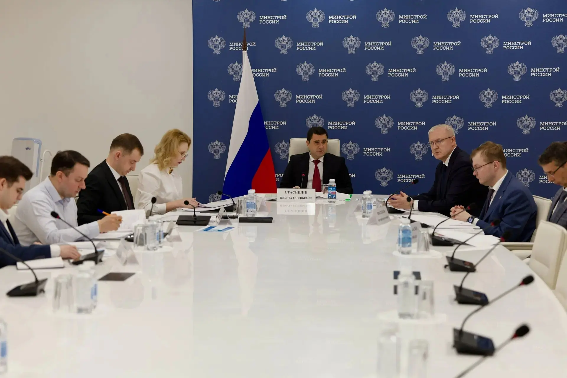 В Минстрое России на совещании под руководством заместителя министра строительства и ЖКХ РФ Никиты Стасишина обсудили развитие рынка индивидуального жилищного строительства (ИЖС) в регионах