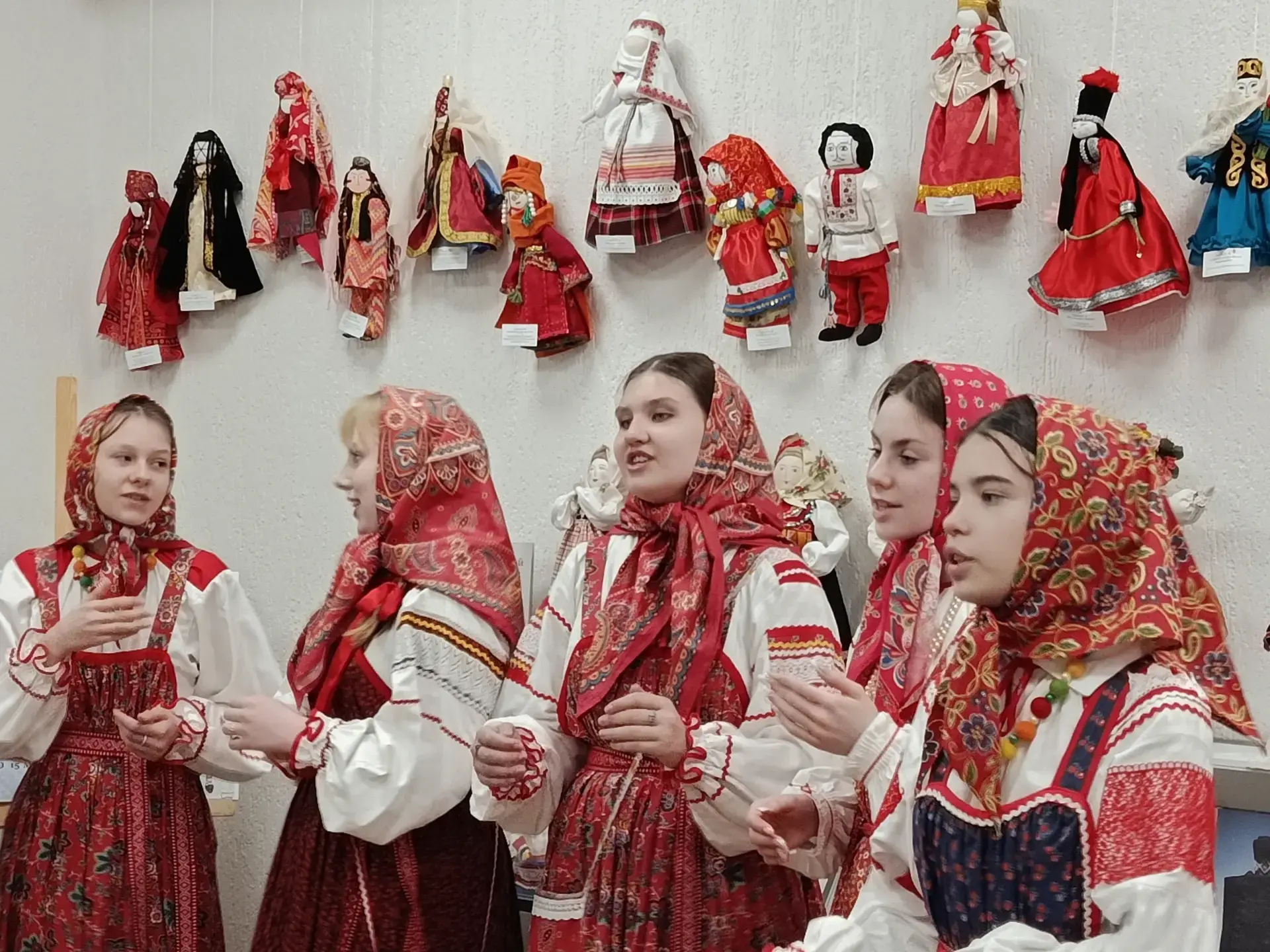 В рамках Года единства народов России в библиотекефилиале № 2 им. Е.И. Носова состоялось открытие выставки кукол «Куклы народов большой страны» В рамках Года единства народов России в библиотекефилиале № 2 им. Е.И. Носова состоялось открытие выставки кукол «Куклы народов большой страны»