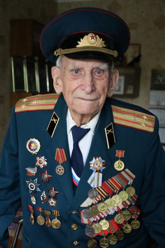 «В исключительно короткий срок оборудовал командный пункт, тем самым обеспечил четкое управление батареями в бою с самолётами противника»