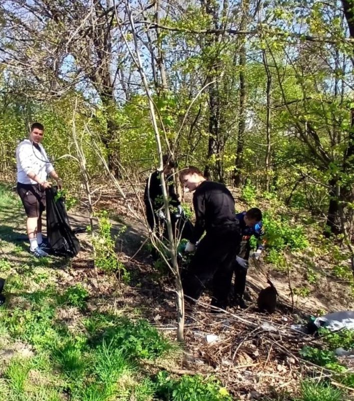 6 мая студенты Железногорского политехнического колледжа совместно с Городской коммунальной службой провели субботник в овраге за сквером Советскоболгарской дружбы — на перекрёстке улиц Димитрова и Курской 6 мая студенты Железногорского политехнического колледжа совместно с Городской коммунальной службой провели субботник в овраге за сквером Советскоболгарской дружбы — на перекрёстке улиц Димитрова и Курской