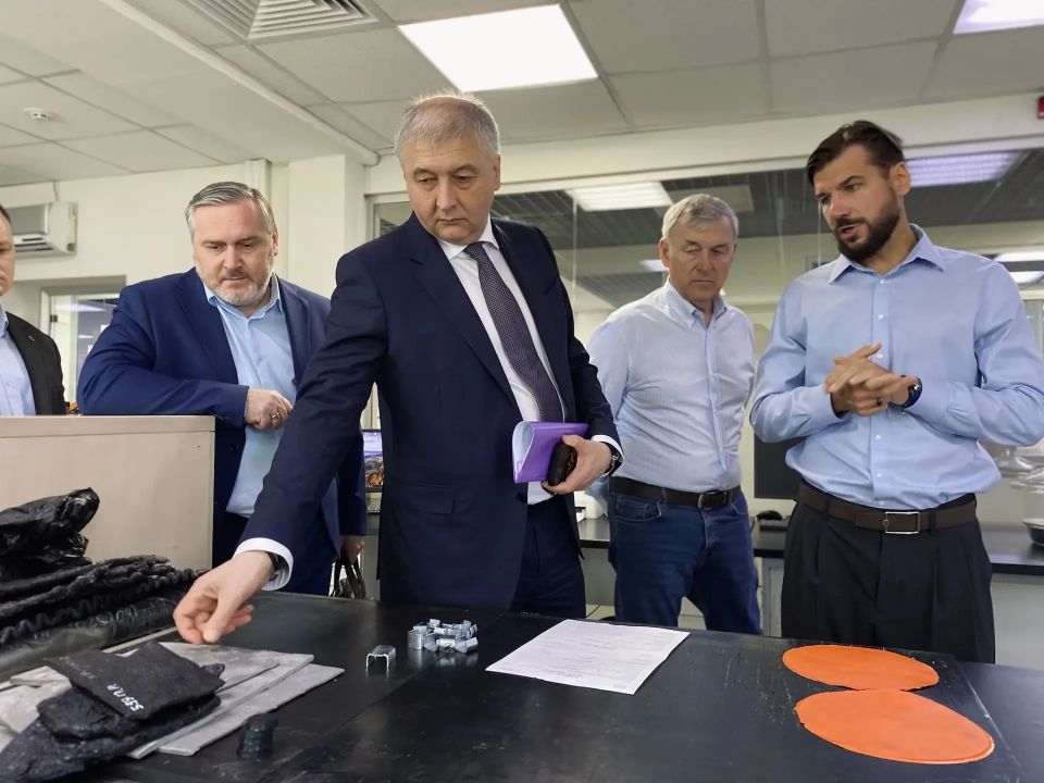 Заместитель губернатора Курской области Сергей Фофанов посетил завод «Композит» Заместитель губернатора Курской области Сергей Фофанов посетил завод «Композит»