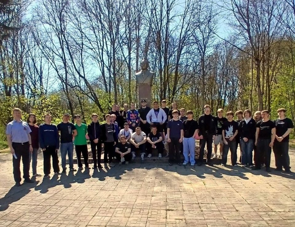 6 мая студенты Железногорского политехнического колледжа совместно с Городской коммунальной службой провели субботник в овраге за сквером Советскоболгарской дружбы — на перекрёстке улиц Димитрова и Курской