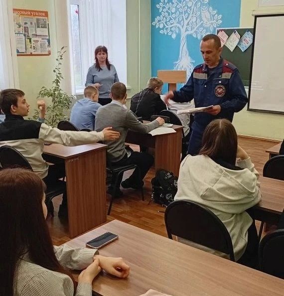 Работниками ПЧ Фатежского района Противопожарной службы комитета региональной безопасности - инструктором ПП С. Гудковым и командиром отделения М. Рябых - проведено профилактическое занятие по пожарной безопасности для... Работниками ПЧ Фатежского района Противопожарной службы комитета региональной безопасности - инструктором ПП С. Гудковым и командиром отделения М. Рябых - проведено профилактическое занятие по пожарной безопасности для...