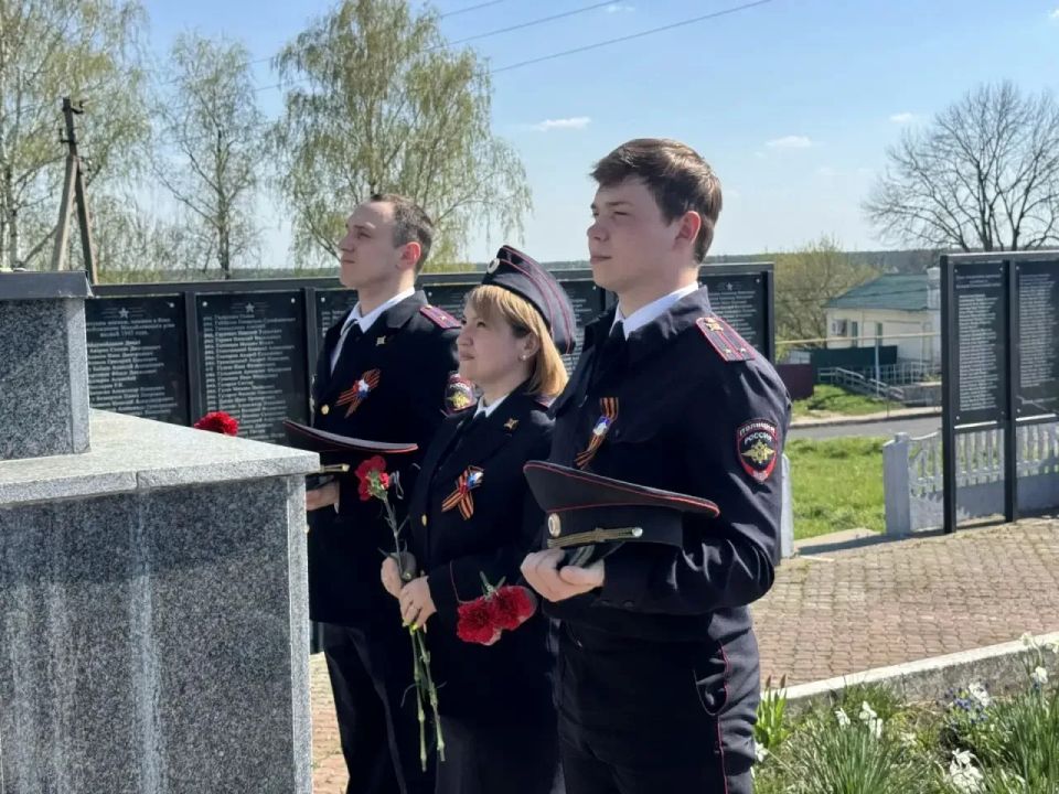 В Железногорском районе полицейские и представители Совета ветеранов приняли участие в ежегодной церемонии возложения цветов к памятнику павшим героям Великой Отечественной войны В Железногорском районе полицейские и представители Совета ветеранов приняли участие в ежегодной церемонии возложения цветов к памятнику павшим героям Великой Отечественной войны