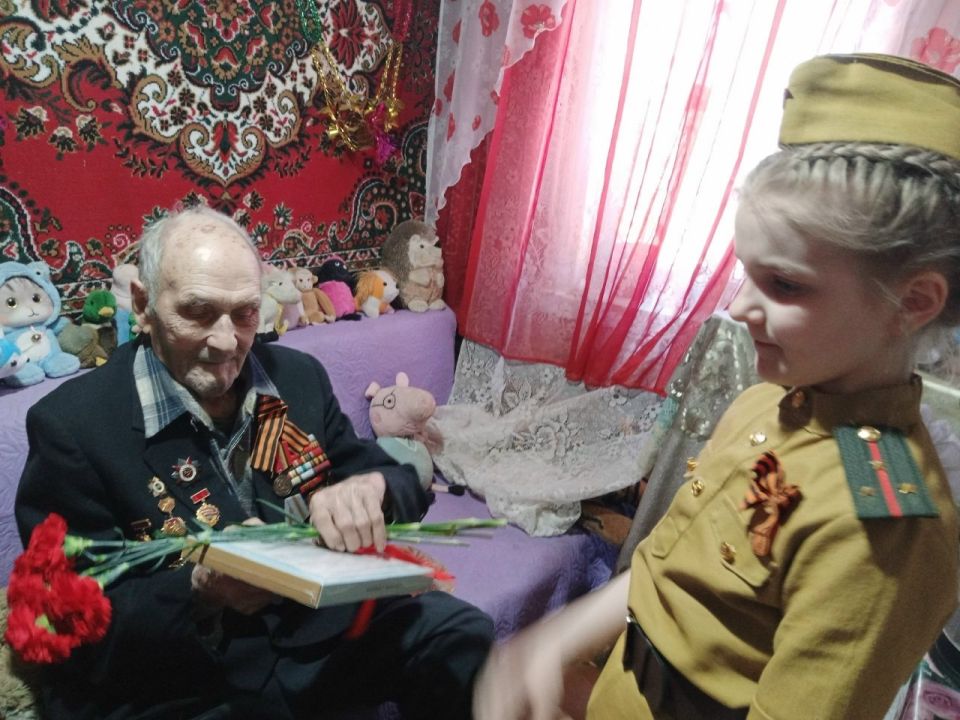 В канун Дня Победы ученицы Фатежской школы №2 Виктория Титова и Мария Аникеева встретились с ветераном Великой Отечественной войны Александром Степановичем Медведевым В канун Дня Победы ученицы Фатежской школы №2 Виктория Титова и Мария Аникеева встретились с ветераном Великой Отечественной войны Александром Степановичем Медведевым
