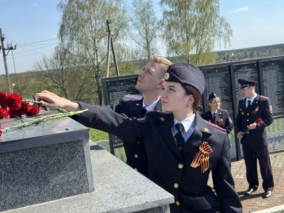 В Железногорском районе полицейские и представители Совета ветеранов приняли участие в ежегодной церемонии возложения цветов к памятнику павшим героям Великой Отечественной войны В Железногорском районе полицейские и представители Совета ветеранов приняли участие в ежегодной церемонии возложения цветов к памятнику павшим героям Великой Отечественной войны