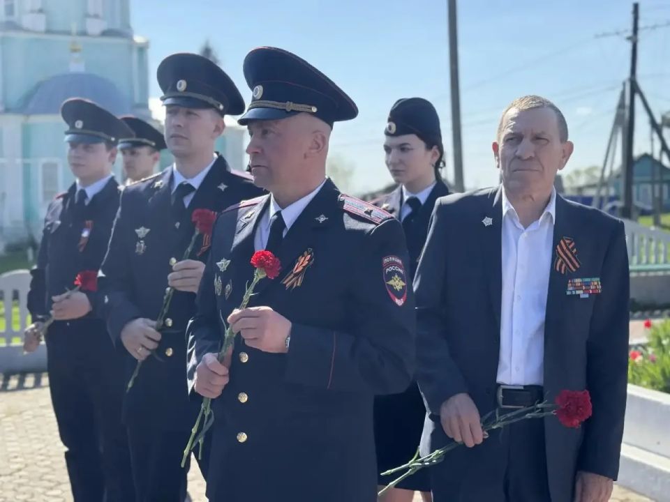 В Железногорском районе полицейские и представители Совета ветеранов приняли участие в ежегодной церемонии возложения цветов к памятнику павшим героям Великой Отечественной войны В Железногорском районе полицейские и представители Совета ветеранов приняли участие в ежегодной церемонии возложения цветов к памятнику павшим героям Великой Отечественной войны