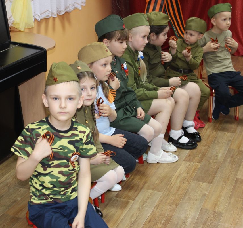 Работники Конышевской межпоселенческой библиотеки совместно с юноармейцами Конышевской школы провели патриотическую акцию «Георгиевская ленточка», посвященную 81-й годовщине Победы в Великой Отечественной войне Работники Конышевской межпоселенческой библиотеки совместно с юноармейцами Конышевской школы провели патриотическую акцию «Георгиевская ленточка», посвященную 81-й годовщине Победы в Великой Отечественной войне