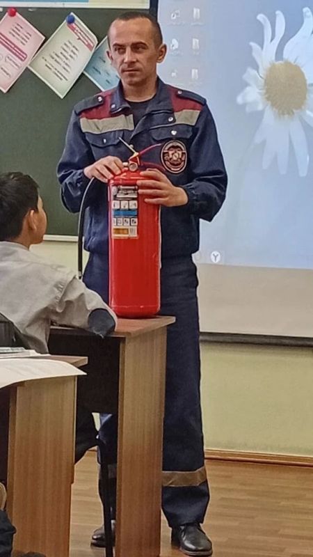 Работниками ПЧ Фатежского района Противопожарной службы комитета региональной безопасности - инструктором ПП С. Гудковым и командиром отделения М. Рябых - проведено профилактическое занятие по пожарной безопасности для... Работниками ПЧ Фатежского района Противопожарной службы комитета региональной безопасности - инструктором ПП С. Гудковым и командиром отделения М. Рябых - проведено профилактическое занятие по пожарной безопасности для...