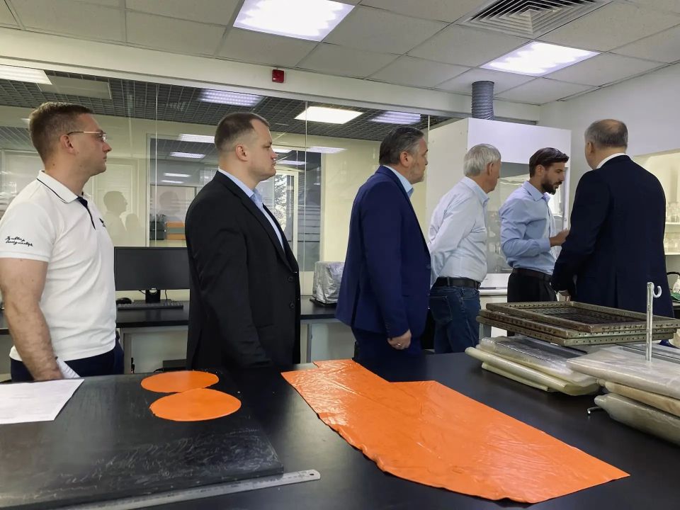 Заместитель губернатора Курской области Сергей Фофанов посетил завод «Композит» Заместитель губернатора Курской области Сергей Фофанов посетил завод «Композит»