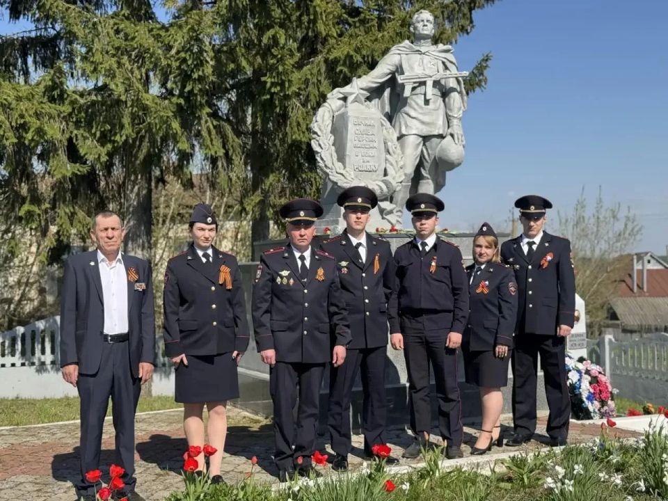 В Железногорском районе полицейские и представители Совета ветеранов приняли участие в ежегодной церемонии возложения цветов к памятнику павшим героям Великой Отечественной войны В Железногорском районе полицейские и представители Совета ветеранов приняли участие в ежегодной церемонии возложения цветов к памятнику павшим героям Великой Отечественной войны