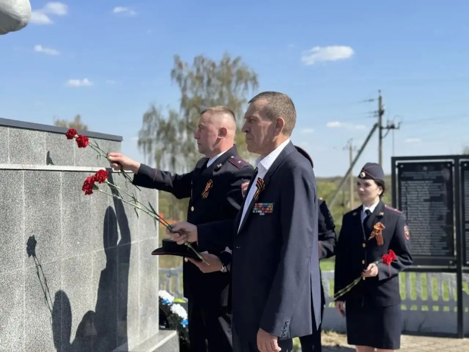 В Железногорском районе полицейские и представители Совета ветеранов приняли участие в ежегодной церемонии возложения цветов к памятнику павшим героям Великой Отечественной войны В Железногорском районе полицейские и представители Совета ветеранов приняли участие в ежегодной церемонии возложения цветов к памятнику павшим героям Великой Отечественной войны
