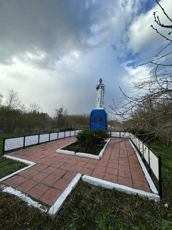 В Большеугонском сельсовете кипят работы по благоустройству памятников к Дню Победы В Большеугонском сельсовете кипят работы по благоустройству памятников к Дню Победы