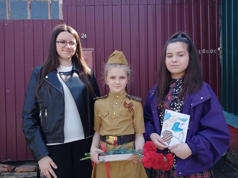 В канун Дня Победы ученицы Фатежской школы №2 Виктория Титова и Мария Аникеева встретились с ветераном Великой Отечественной войны Александром Степановичем Медведевым
