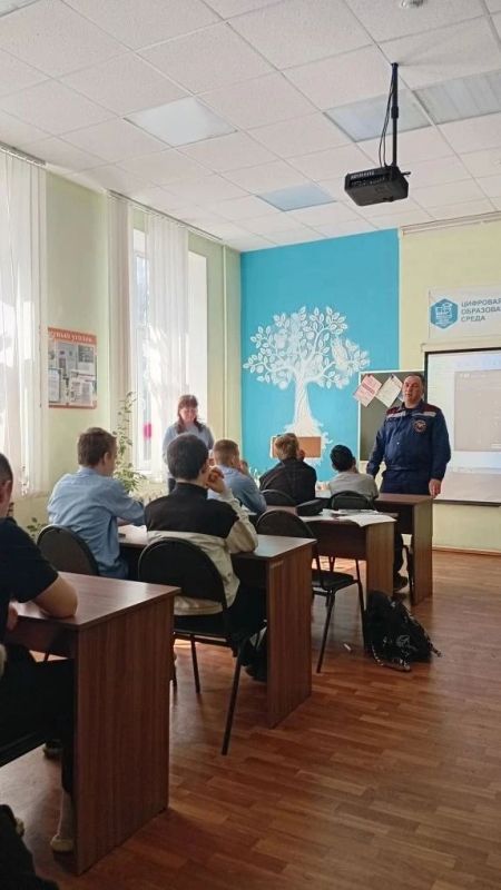 Работниками ПЧ Фатежского района Противопожарной службы комитета региональной безопасности - инструктором ПП С. Гудковым и командиром отделения М. Рябых - проведено профилактическое занятие по пожарной безопасности для... Работниками ПЧ Фатежского района Противопожарной службы комитета региональной безопасности - инструктором ПП С. Гудковым и командиром отделения М. Рябых - проведено профилактическое занятие по пожарной безопасности для...