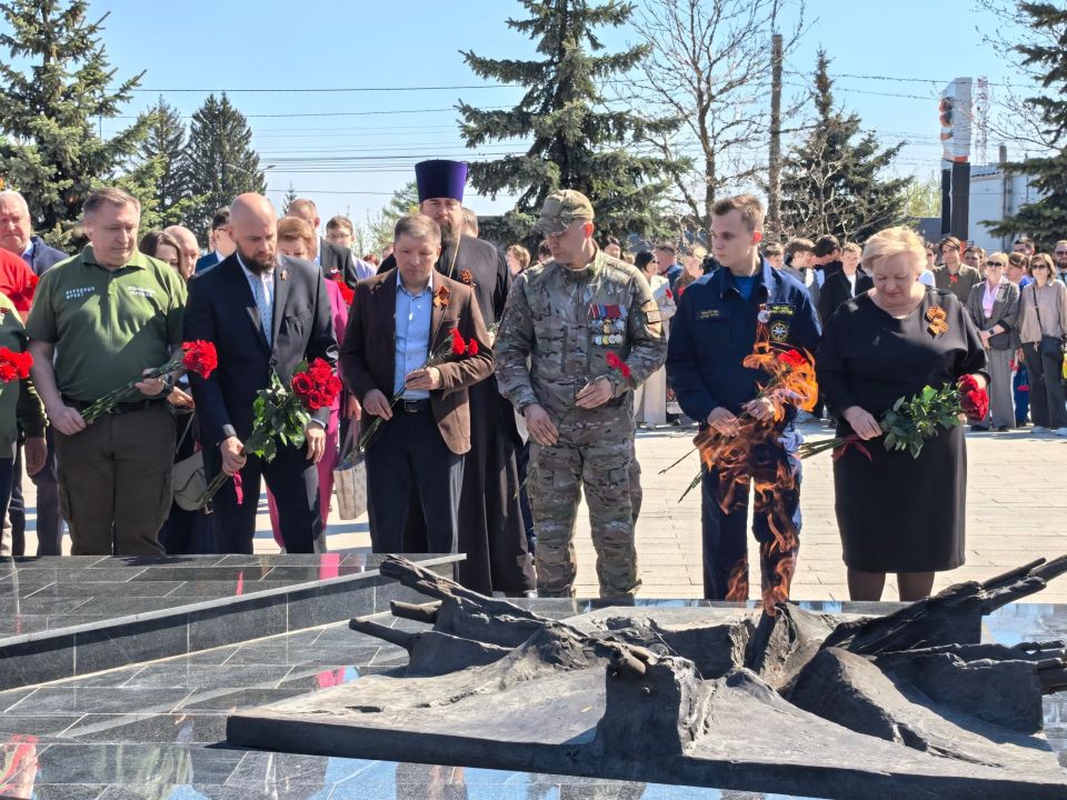 Частицу Вечного огня у Могилы Неизвестного Солдата в Александровском саду в Москве соединили с пламенем Вечного огня на мемориале «Курская дуга» Частицу Вечного огня у Могилы Неизвестного Солдата в Александровском саду в Москве соединили с пламенем Вечного огня на мемориале «Курская дуга»