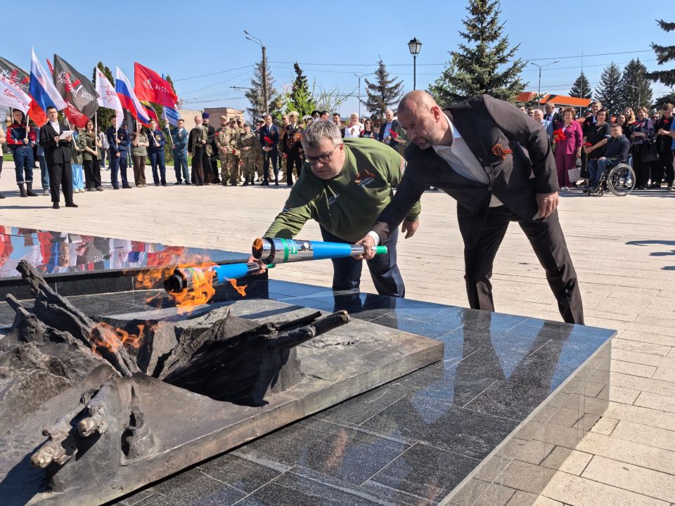 Частицу Вечного огня у Могилы Неизвестного Солдата в Александровском саду в Москве соединили с пламенем Вечного огня на мемориале «Курская дуга» Частицу Вечного огня у Могилы Неизвестного Солдата в Александровском саду в Москве соединили с пламенем Вечного огня на мемориале «Курская дуга»