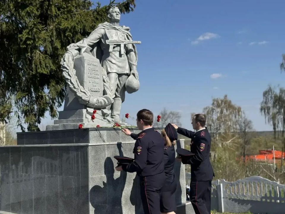 В Железногорском районе полицейские и представители Совета ветеранов приняли участие в ежегодной церемонии возложения цветов к памятнику павшим героям Великой Отечественной войны В Железногорском районе полицейские и представители Совета ветеранов приняли участие в ежегодной церемонии возложения цветов к памятнику павшим героям Великой Отечественной войны