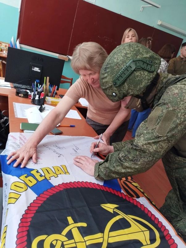 В преддверии праздника Победы коллектив МБОУ "Густомойская СОШ" поздравил военнослужащих морской пехоты и вручил им продуктовую гуманитарную помощь В преддверии праздника Победы коллектив МБОУ "Густомойская СОШ" поздравил военнослужащих морской пехоты и вручил им продуктовую гуманитарную помощь