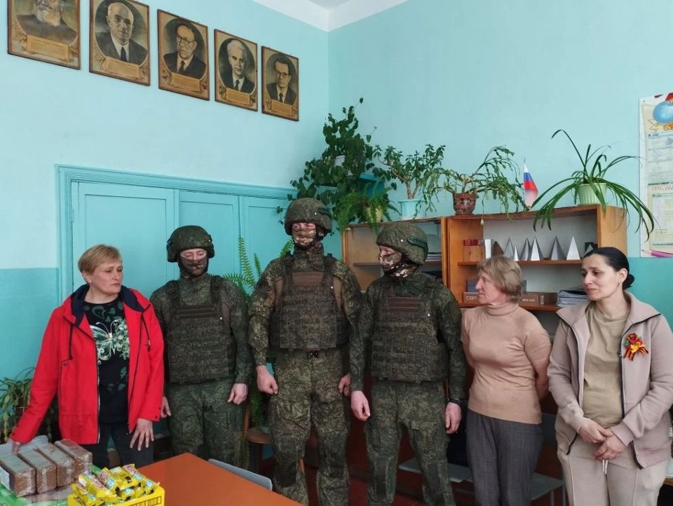В преддверии праздника Победы коллектив МБОУ "Густомойская СОШ" поздравил военнослужащих морской пехоты и вручил им продуктовую гуманитарную помощь В преддверии праздника Победы коллектив МБОУ "Густомойская СОШ" поздравил военнослужащих морской пехоты и вручил им продуктовую гуманитарную помощь