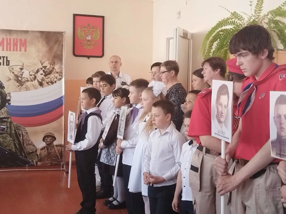 В преддверии Дня Победы в Кривецкой основной школе прошла торжественная церемония открытия Парт героя, посвященных сразу четверым выпускникам, участникам специальной военной операции: Землякову Ивану Викторовичу, Новичкову... В преддверии Дня Победы в Кривецкой основной школе прошла торжественная церемония открытия Парт героя, посвященных сразу четверым выпускникам, участникам специальной военной операции: Землякову Ивану Викторовичу, Новичкову...