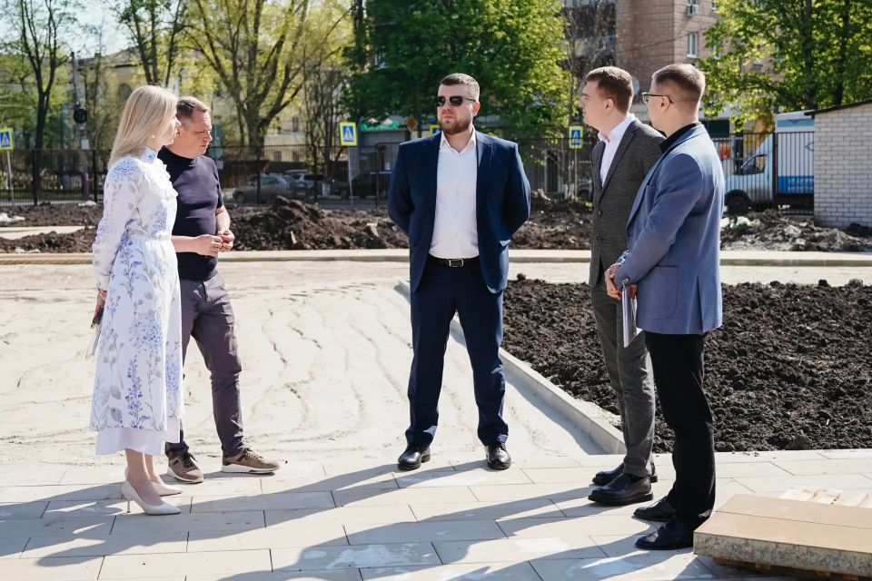 Заместитель губернатора Курской области Евгений Лобов вместе с председателем комитета молодежной политики региона Максимом Щедриным и директором областного Дворца молодежи Олесей Лазукиной проверили работы по благоустройству... Заместитель губернатора Курской области Евгений Лобов вместе с председателем комитета молодежной политики региона Максимом Щедриным и директором областного Дворца молодежи Олесей Лазукиной проверили работы по благоустройству...