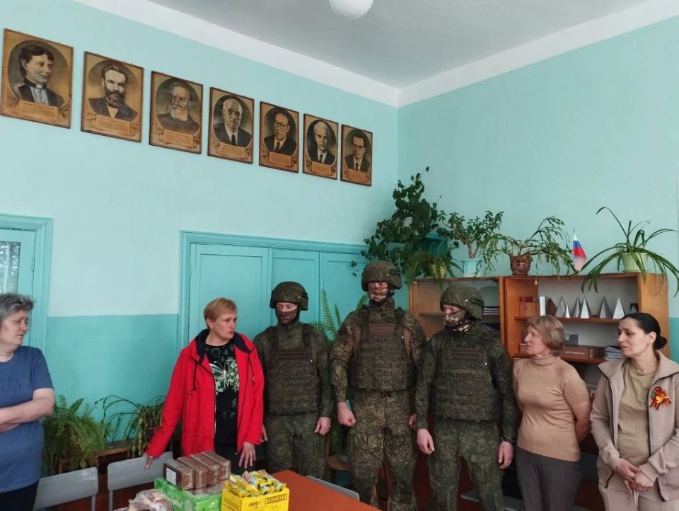В преддверии праздника Победы коллектив МБОУ "Густомойская СОШ" поздравил военнослужащих морской пехоты и вручил им продуктовую гуманитарную помощь В преддверии праздника Победы коллектив МБОУ "Густомойская СОШ" поздравил военнослужащих морской пехоты и вручил им продуктовую гуманитарную помощь