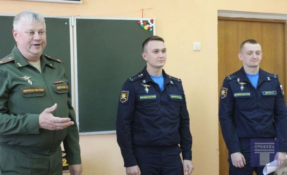 Сегодня в Конышевской школе состоялась встреча старшеклассников с выпускниками Челябинского высшего военного авиационного Краснознаменного училища штурманов