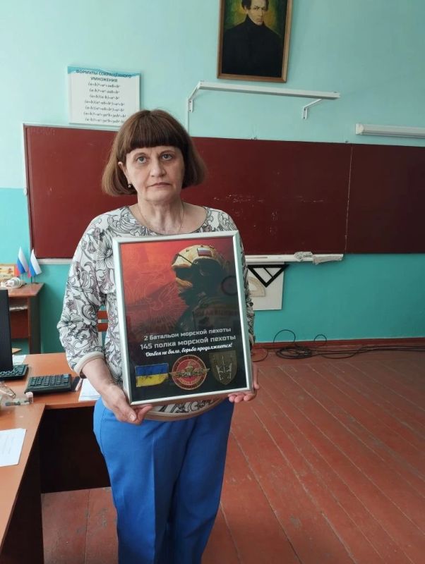 В преддверии праздника Победы коллектив МБОУ "Густомойская СОШ" поздравил военнослужащих морской пехоты и вручил им продуктовую гуманитарную помощь В преддверии праздника Победы коллектив МБОУ "Густомойская СОШ" поздравил военнослужащих морской пехоты и вручил им продуктовую гуманитарную помощь