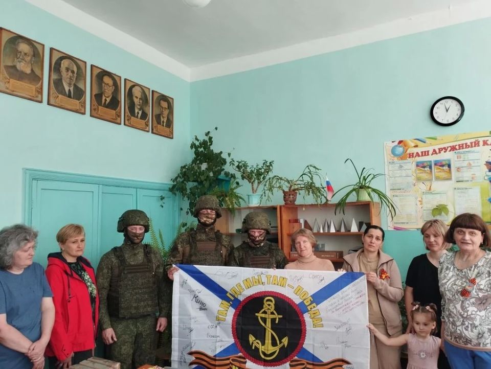 В преддверии праздника Победы коллектив МБОУ "Густомойская СОШ" поздравил военнослужащих морской пехоты и вручил им продуктовую гуманитарную помощь В преддверии праздника Победы коллектив МБОУ "Густомойская СОШ" поздравил военнослужащих морской пехоты и вручил им продуктовую гуманитарную помощь