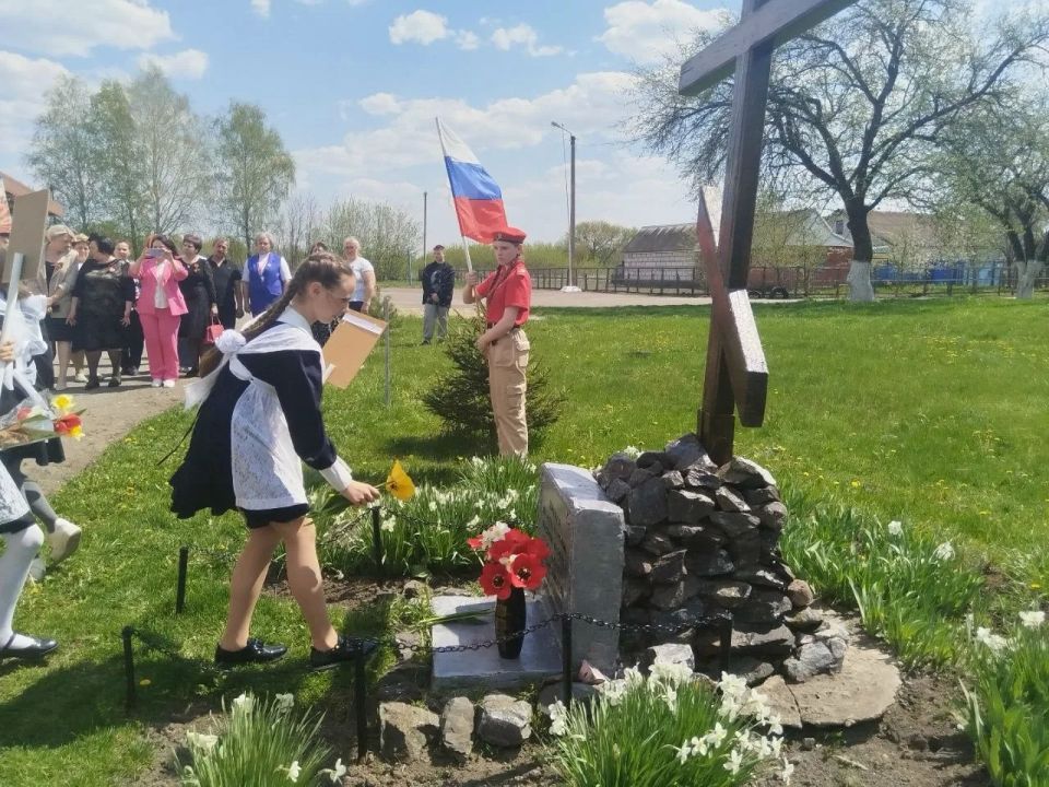 В преддверии Дня Победы в Кривецкой основной школе прошла торжественная церемония открытия Парт героя, посвященных сразу четверым выпускникам, участникам специальной военной операции: Землякову Ивану Викторовичу, Новичкову... В преддверии Дня Победы в Кривецкой основной школе прошла торжественная церемония открытия Парт героя, посвященных сразу четверым выпускникам, участникам специальной военной операции: Землякову Ивану Викторовичу, Новичкову...