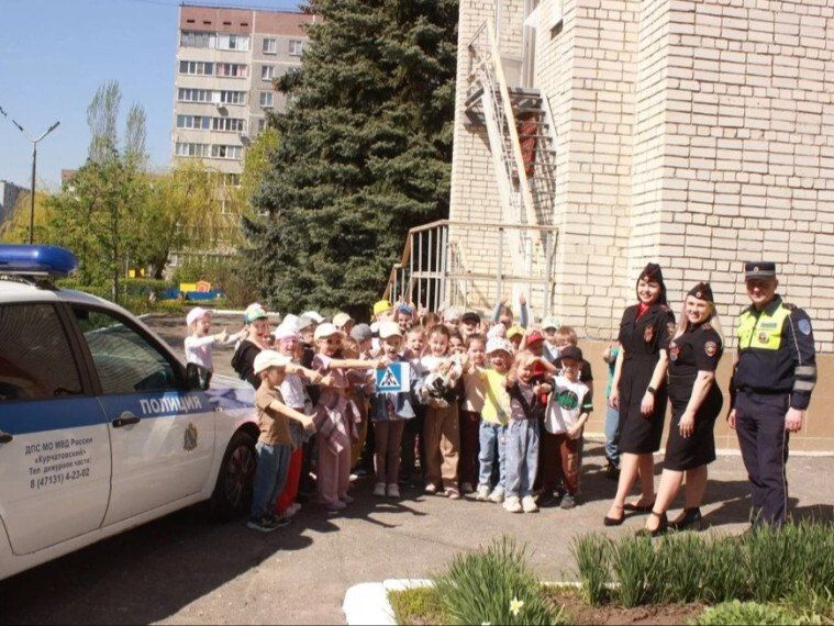 Курчатовская Госавтоинспекция совместно с инспектором по делам несовершеннолетних организовали и провели занятие для воспитанников МАДОУ «Детский сад №14» Курчатовская Госавтоинспекция совместно с инспектором по делам несовершеннолетних организовали и провели занятие для воспитанников МАДОУ «Детский сад №14»
