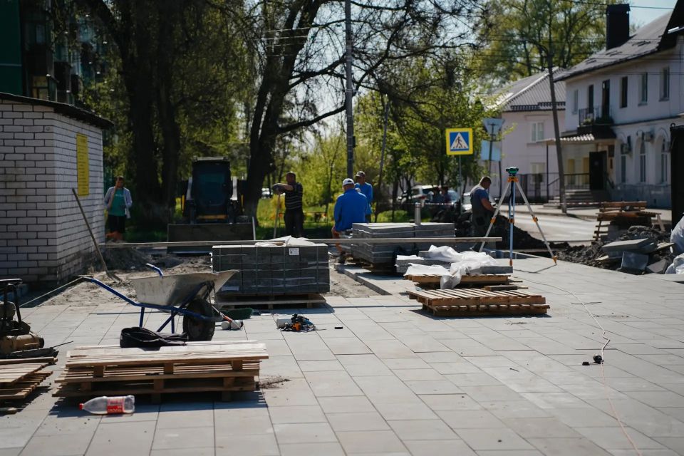 Заместитель губернатора Курской области Евгений Лобов вместе с председателем комитета молодежной политики региона Максимом Щедриным и директором областного Дворца молодежи Олесей Лазукиной проверили работы по благоустройству... Заместитель губернатора Курской области Евгений Лобов вместе с председателем комитета молодежной политики региона Максимом Щедриным и директором областного Дворца молодежи Олесей Лазукиной проверили работы по благоустройству...