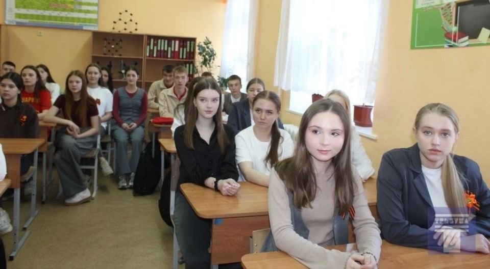 Сегодня в Конышевской школе состоялась встреча старшеклассников с выпускниками Челябинского высшего военного авиационного Краснознаменного училища штурманов Сегодня в Конышевской школе состоялась встреча старшеклассников с выпускниками Челябинского высшего военного авиационного Краснознаменного училища штурманов