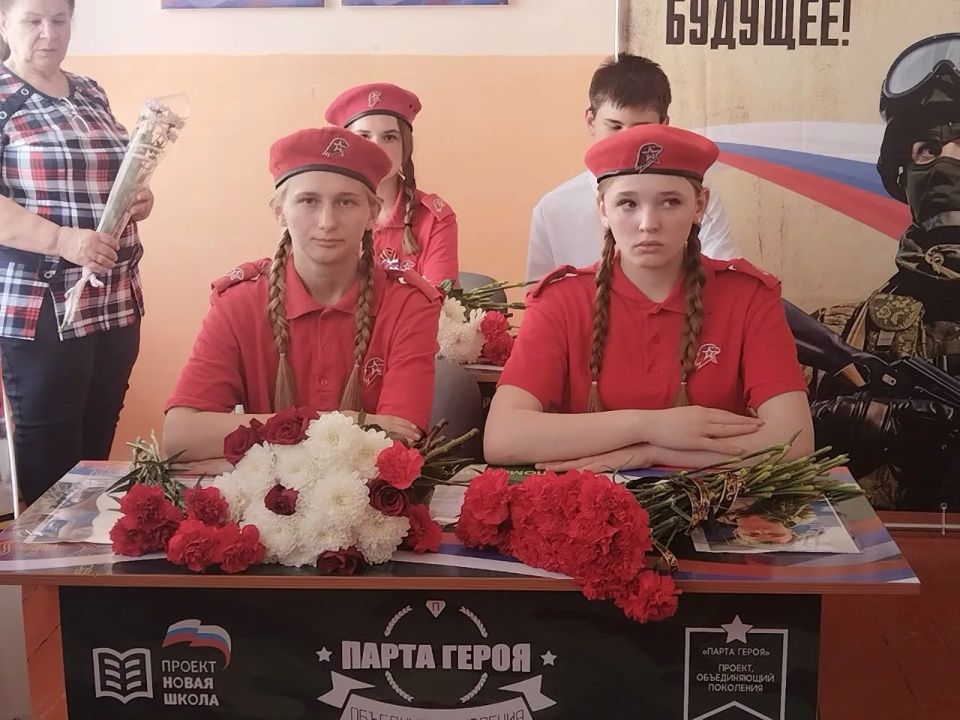 В преддверии Дня Победы в Кривецкой основной школе прошла торжественная церемония открытия Парт героя, посвященных сразу четверым выпускникам, участникам специальной военной операции: Землякову Ивану Викторовичу, Новичкову... В преддверии Дня Победы в Кривецкой основной школе прошла торжественная церемония открытия Парт героя, посвященных сразу четверым выпускникам, участникам специальной военной операции: Землякову Ивану Викторовичу, Новичкову...