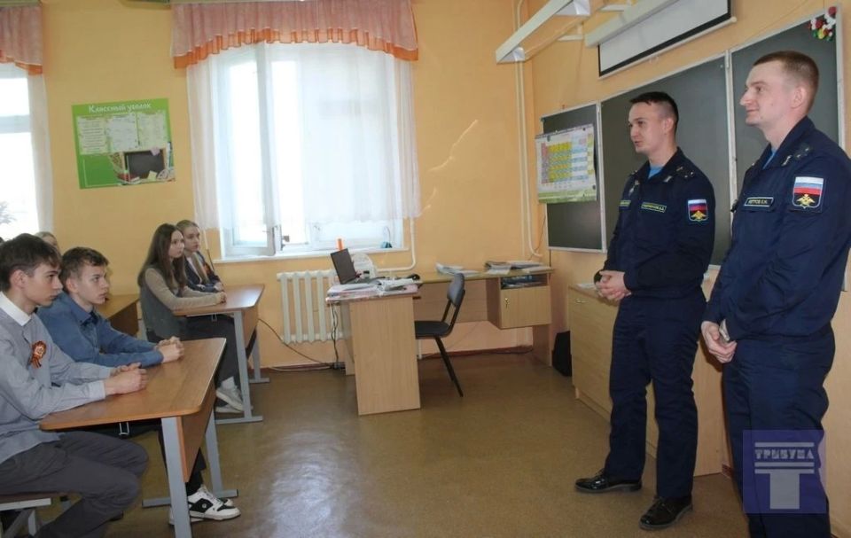 Сегодня в Конышевской школе состоялась встреча старшеклассников с выпускниками Челябинского высшего военного авиационного Краснознаменного училища штурманов Сегодня в Конышевской школе состоялась встреча старшеклассников с выпускниками Челябинского высшего военного авиационного Краснознаменного училища штурманов