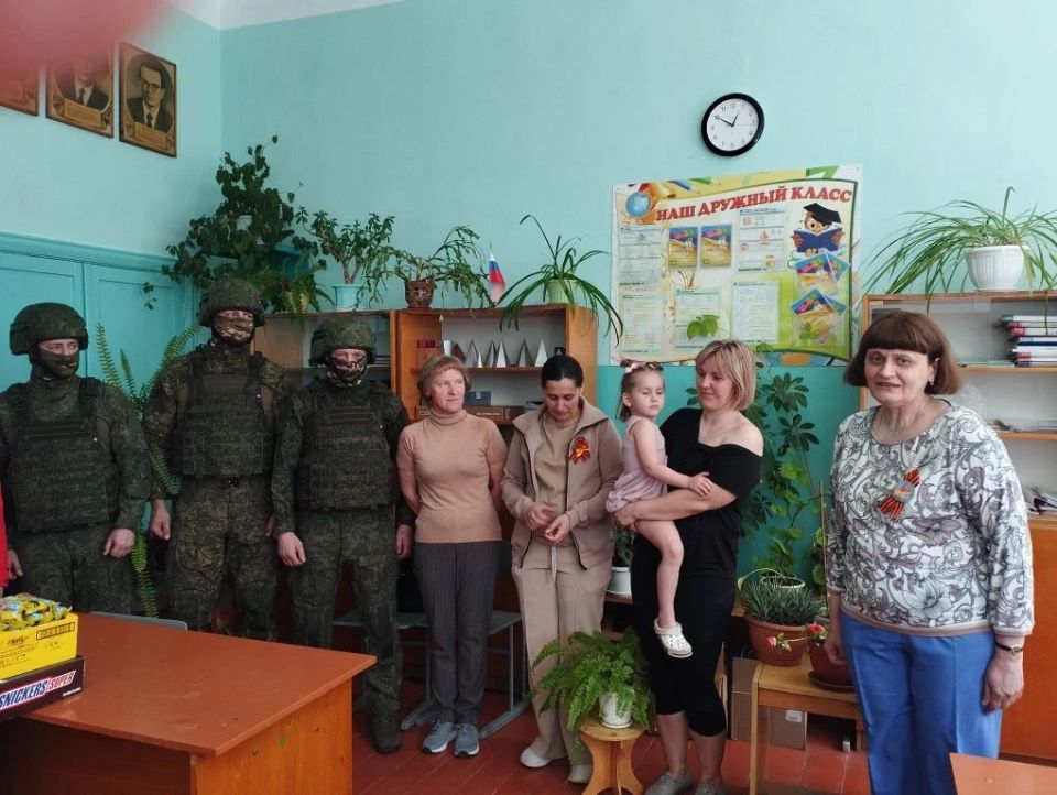 В преддверии праздника Победы коллектив МБОУ "Густомойская СОШ" поздравил военнослужащих морской пехоты и вручил им продуктовую гуманитарную помощь В преддверии праздника Победы коллектив МБОУ "Густомойская СОШ" поздравил военнослужащих морской пехоты и вручил им продуктовую гуманитарную помощь