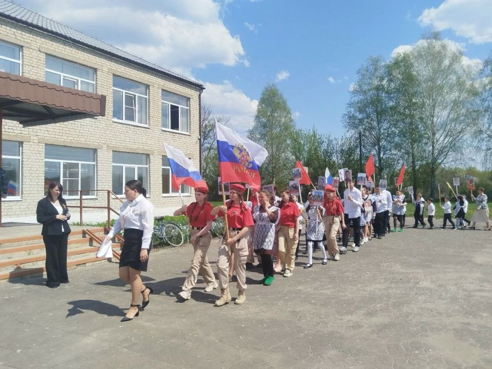 В преддверии Дня Победы в Кривецкой основной школе прошла торжественная церемония открытия Парт героя, посвященных сразу четверым выпускникам, участникам специальной военной операции: Землякову Ивану Викторовичу, Новичкову... В преддверии Дня Победы в Кривецкой основной школе прошла торжественная церемония открытия Парт героя, посвященных сразу четверым выпускникам, участникам специальной военной операции: Землякову Ивану Викторовичу, Новичкову...