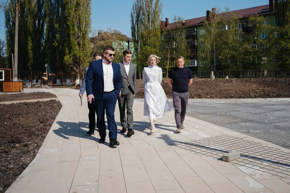 Заместитель губернатора Курской области Евгений Лобов вместе с председателем комитета молодежной политики региона Максимом Щедриным и директором областного Дворца молодежи Олесей Лазукиной проверили работы по благоустройству... Заместитель губернатора Курской области Евгений Лобов вместе с председателем комитета молодежной политики региона Максимом Щедриным и директором областного Дворца молодежи Олесей Лазукиной проверили работы по благоустройству...