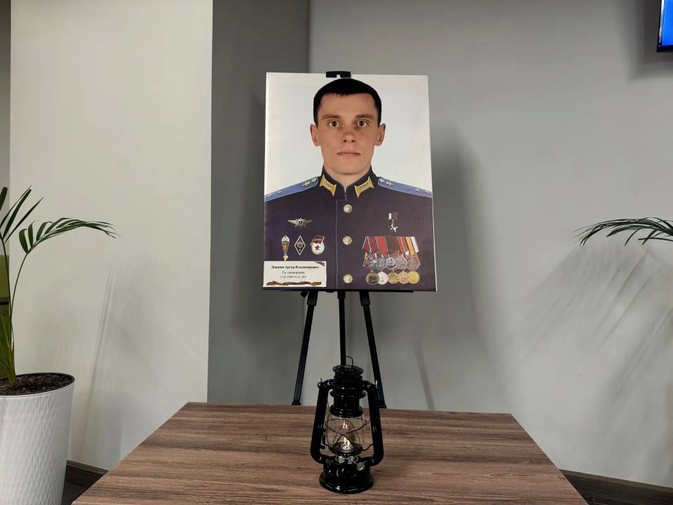 В филиал фонда «Защитники Отечества» в Курской области в рамках международной патриотической акции Народного фронта «Огонь памяти» торжественно передали частицу пламени Вечного огня у Могилы Неизвестного Солдата в... В филиал фонда «Защитники Отечества» в Курской области в рамках международной патриотической акции Народного фронта «Огонь памяти» торжественно передали частицу пламени Вечного огня у Могилы Неизвестного Солдата в...