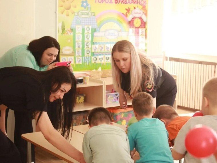 Курчатовская Госавтоинспекция совместно с инспектором по делам несовершеннолетних организовали и провели занятие для воспитанников МАДОУ «Детский сад №14» Курчатовская Госавтоинспекция совместно с инспектором по делам несовершеннолетних организовали и провели занятие для воспитанников МАДОУ «Детский сад №14»