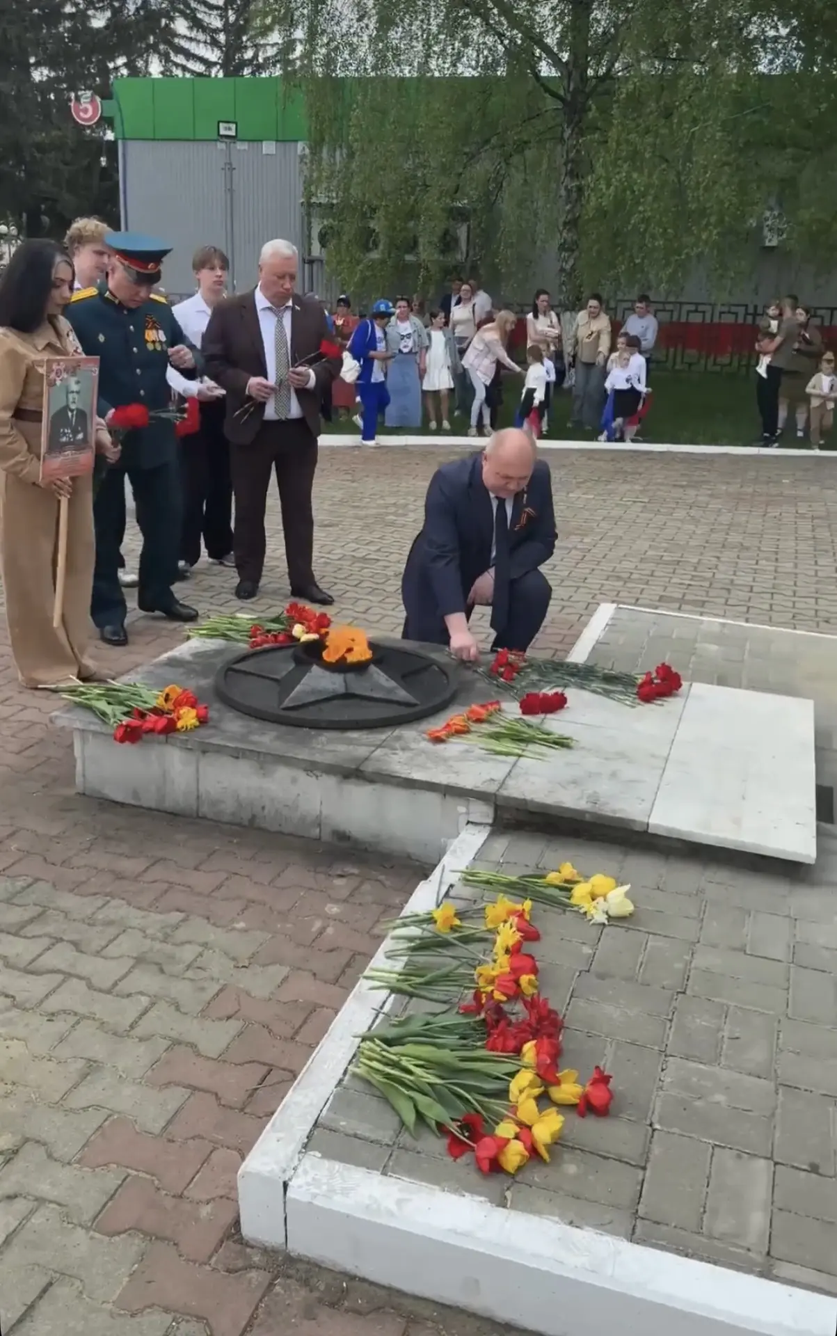 Этот момент, когда прошлое и настоящее сливаются воедино… Сегодня на Площади Победы Щигров было именно так Этот момент, когда прошлое и настоящее сливаются воедино… Сегодня на Площади Победы Щигров было именно так