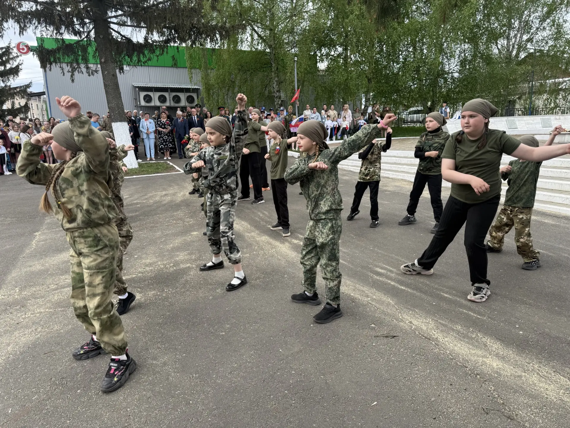 Этот момент, когда прошлое и настоящее сливаются воедино… Сегодня на Площади Победы Щигров было именно так Этот момент, когда прошлое и настоящее сливаются воедино… Сегодня на Площади Победы Щигров было именно так